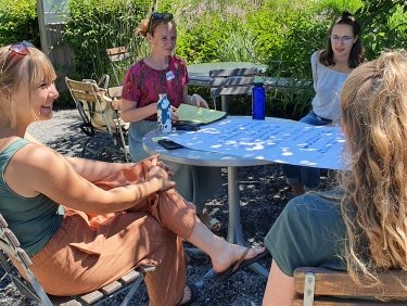 Des personnes qui discutent à une table