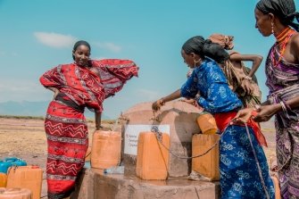 Dire women at water point